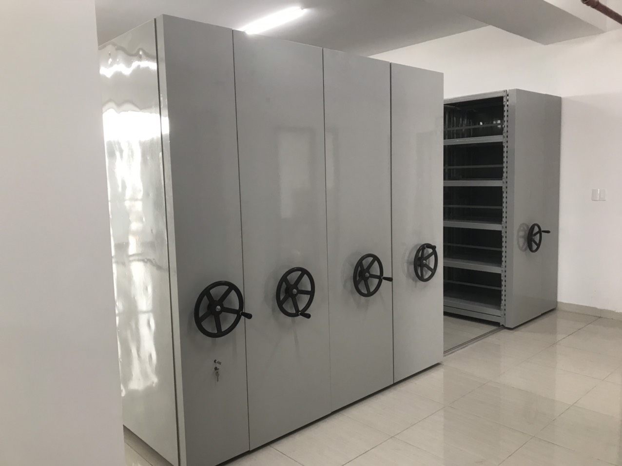 Kệ Di Động: Cách Mạng Hóa Lưu Trữ Trong Thời Đại Công Nghệ 4 Kệ Di Động: Cách Mạng Hóa Lưu Trữ Trong Thời Đại Công Nghệ (3)