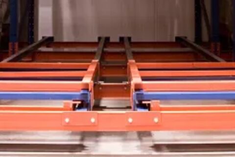 Lợi ích của hệ thống kệ đẩy lùi pushback trong kho siêu thị 7 Kệ đẩy lùi (push back) là một loại giá kệ chứa pallet hiện đạ
