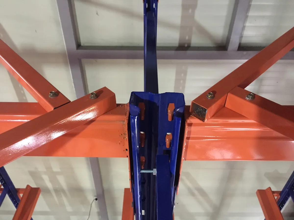 Thanh giằng đỉnh liên kết các khung đứng hai bên làn kệ Drive-in nhìn từ dưới lên