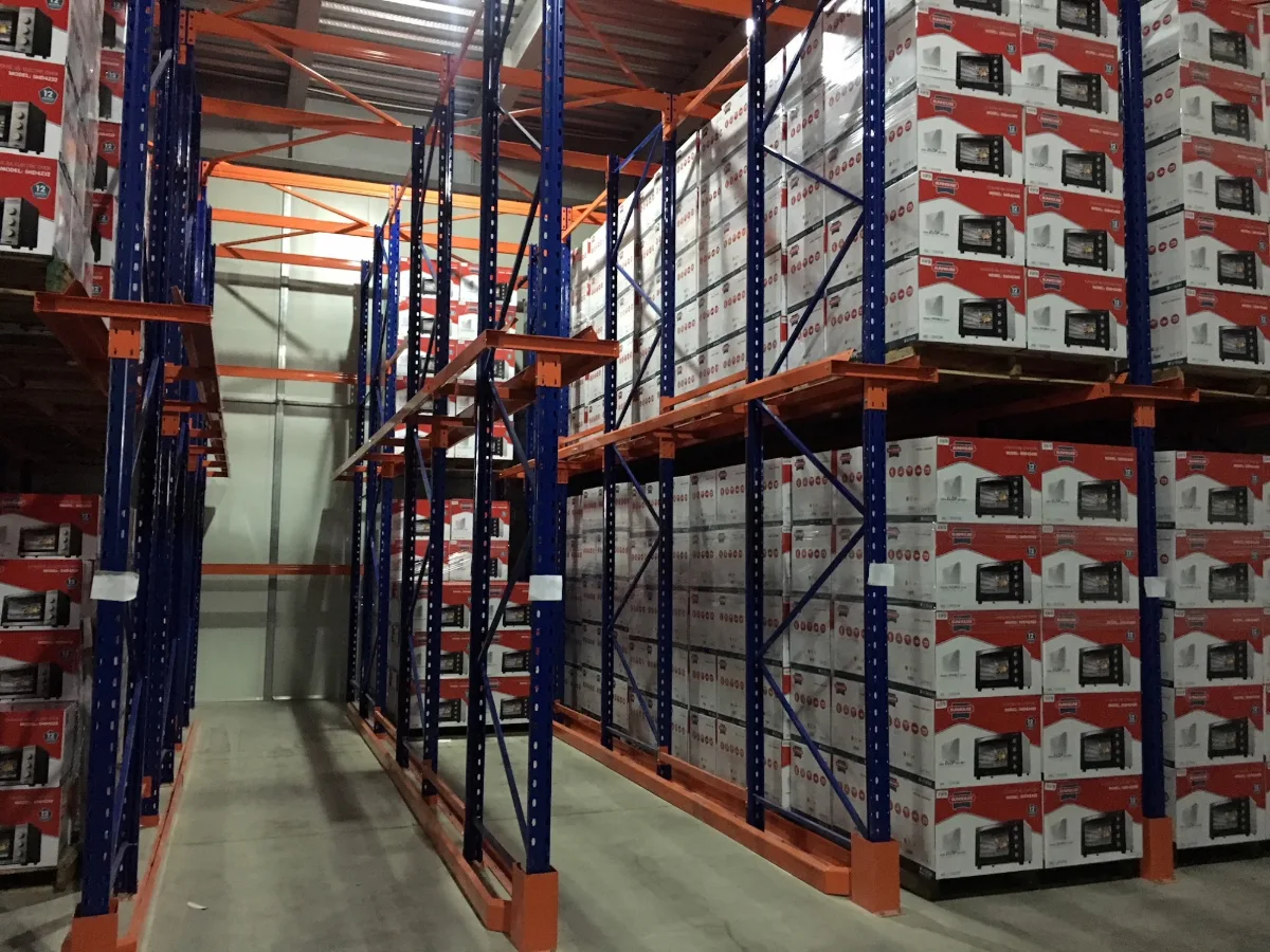 Kệ Drive-in chứa pallet hàng thùng đồng nhất xếp sâu theo làn