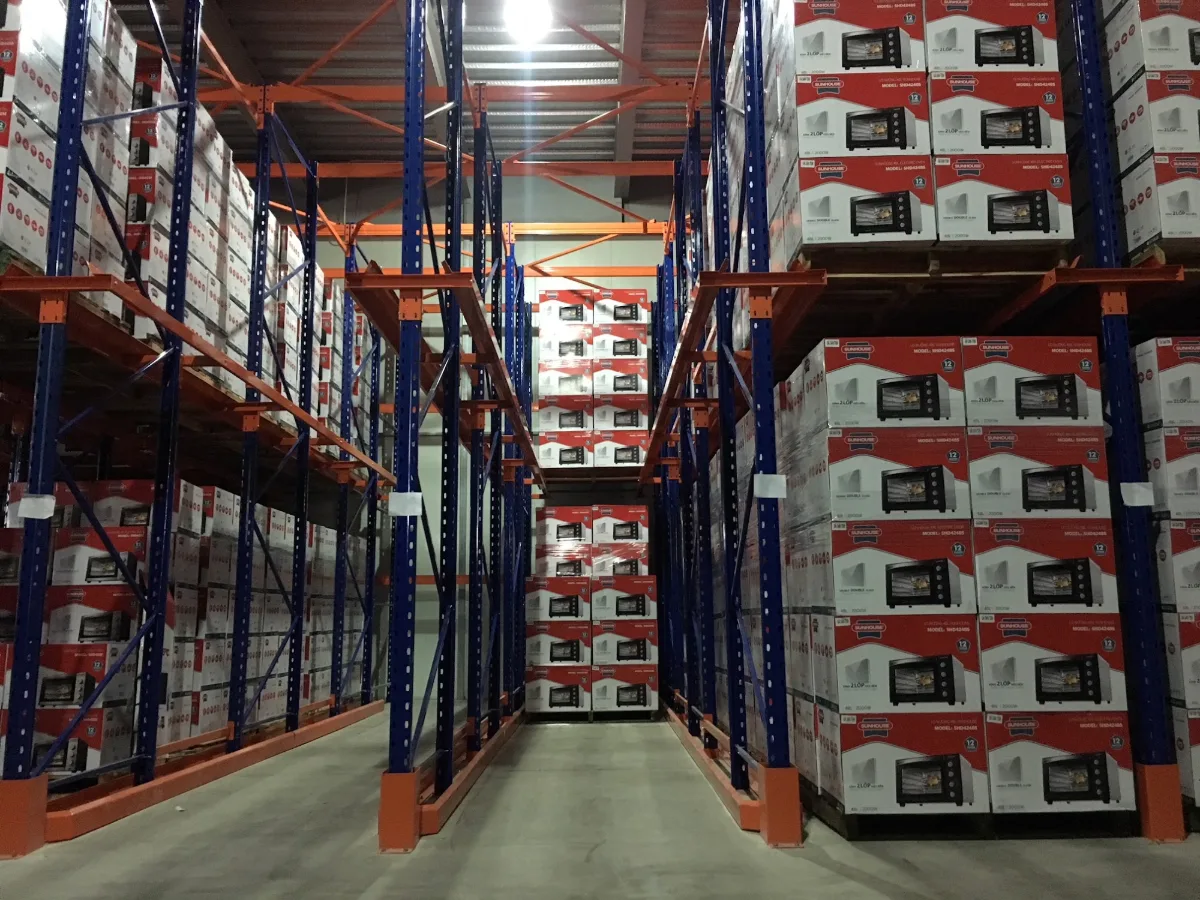 Kệ Pallet 4 Các làn kệ Drive-in có thanh chắn dẫn hướng xe nâng trong kho hàng mật độ cao