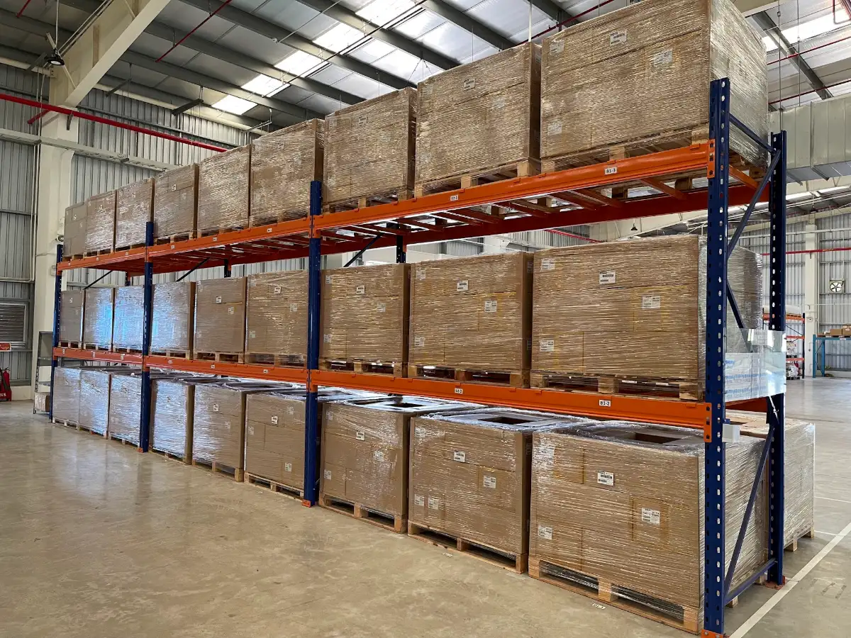 Kệ Pallet 5 Kệ pallet nhiều tầng chứa hàng thùng carton trên pallet gỗ trong kho sản xuất