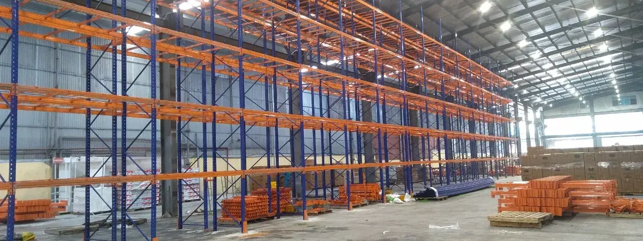 Kệ Selective pallet nhiều tầng hai bên lối đi xe nâng trong kho hàng rộng