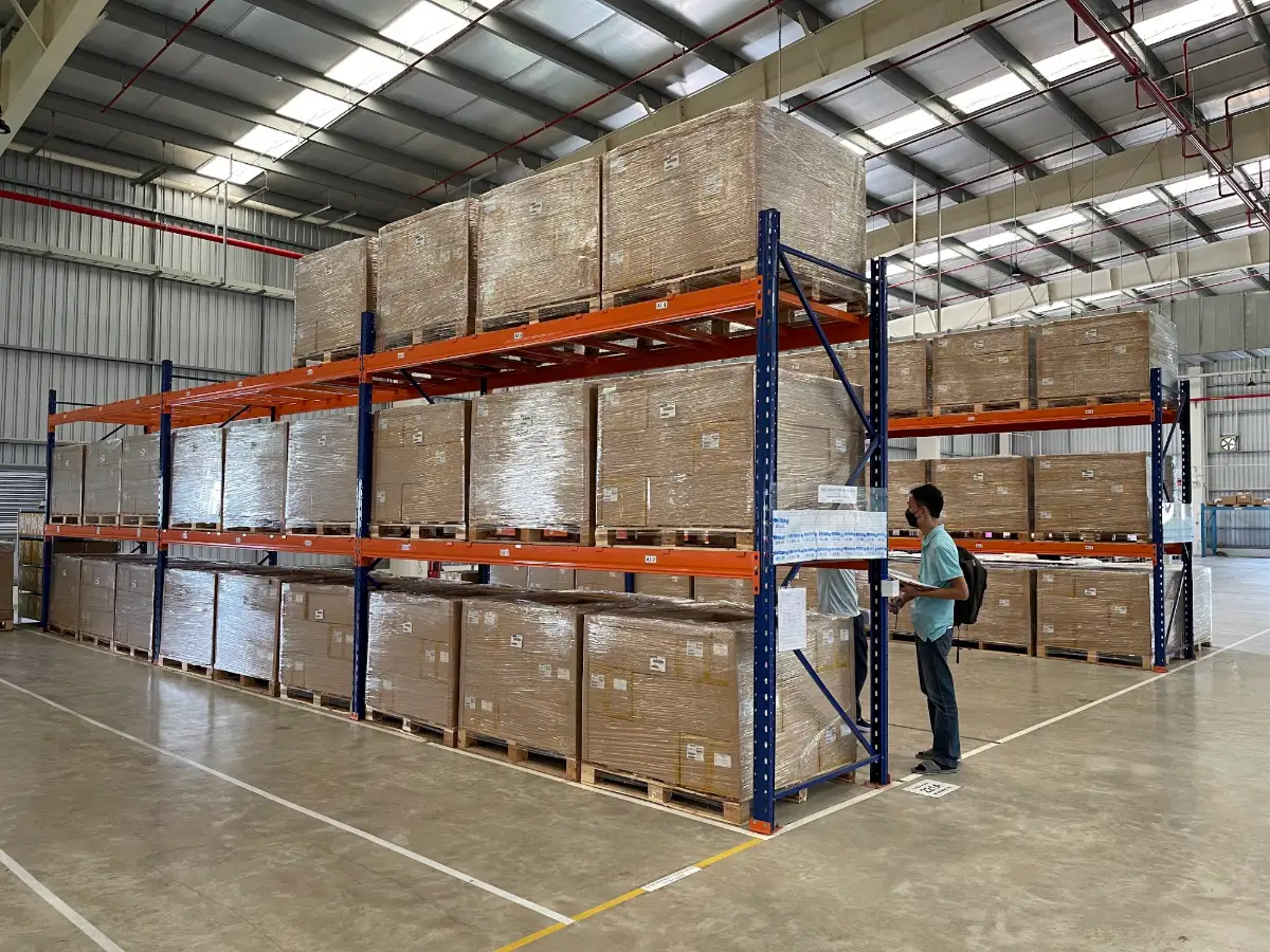 Kệ Selective 2 Kệ Selective chứa pallet hàng thùng carton, truy xuất trực tiếp từng vị trí