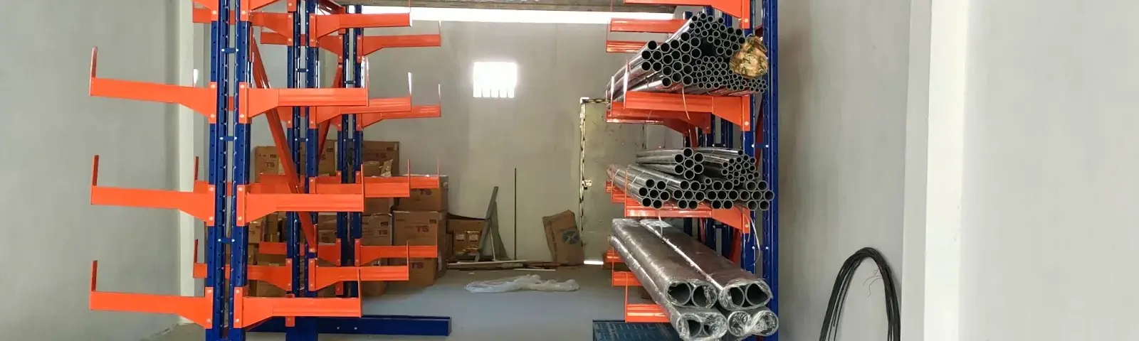 Dãy kệ tay đỡ cantilever khung xanh, tay đỡ cam trong kho chứa hàng dài