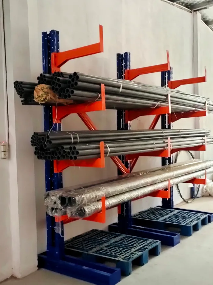 Kệ Tay Đỡ 2 Kệ tay đỡ cantilever chứa ống thép dài trên các tầng tay đỡ