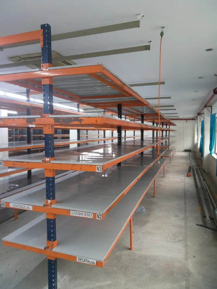 Kệ Tay Đỡ 6 Kệ tay đỡ hai mặt có lắp mặt sàn trên tay đỡ để chứa cuộn vải, hàng kiện