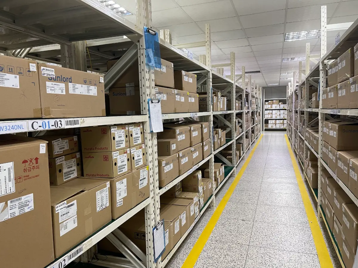 Kệ Trung Tải 2 Lối đi giữa hai dãy kệ trung tải chứa thùng carton, lấy hàng thủ công