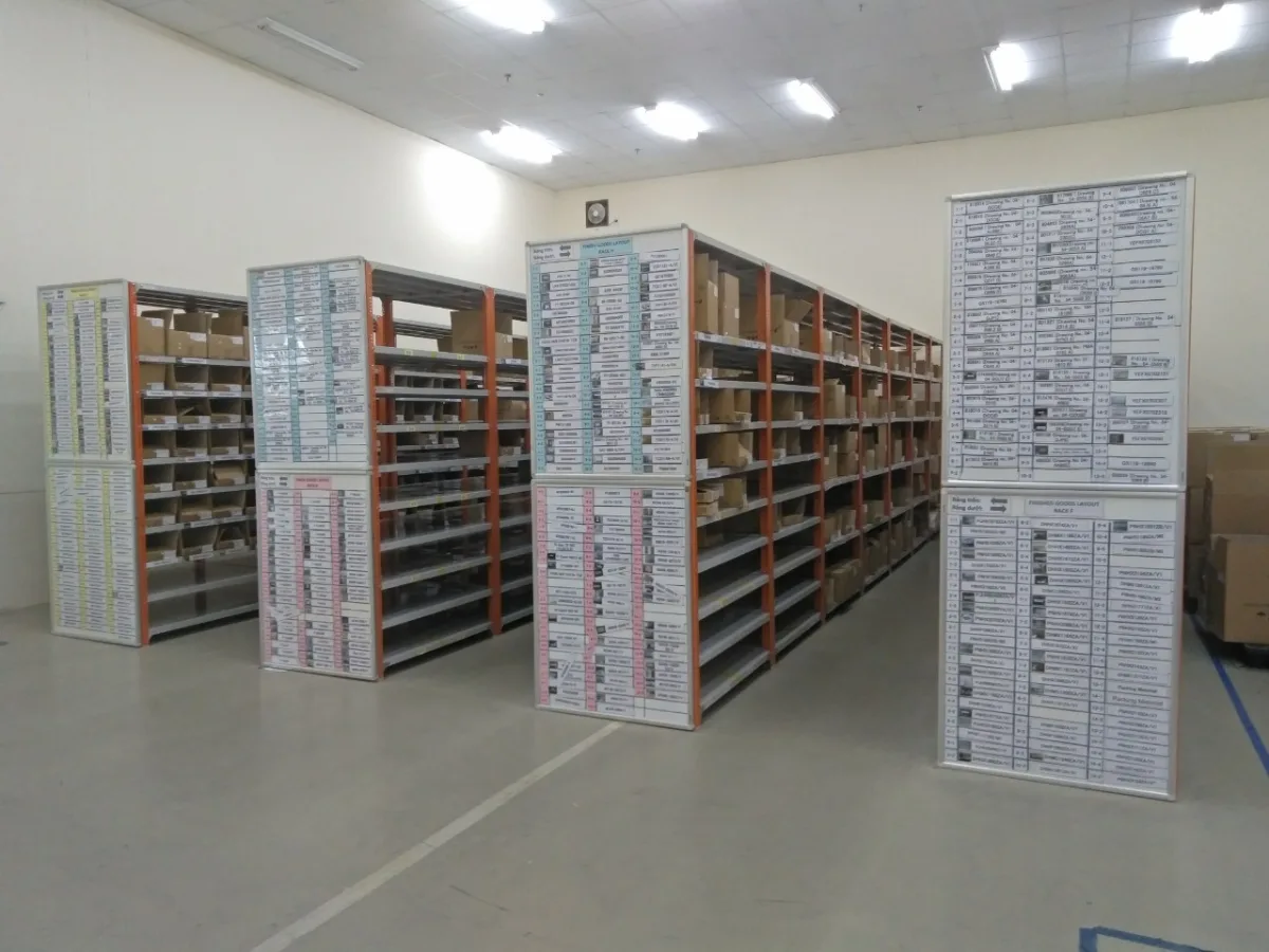 Kệ V Lỗ 5 Kệ V lỗ chứa hộp phụ tùng dán nhãn phân loại trong kho