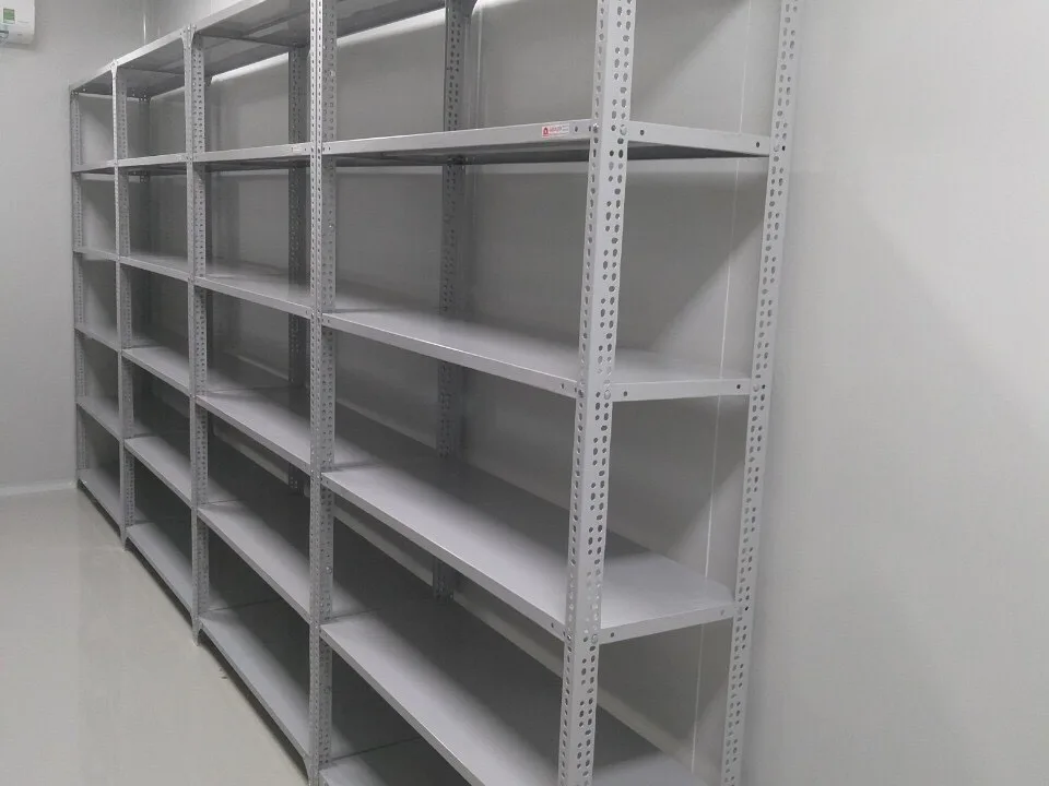 Kệ V Lỗ 2 Kệ V lỗ màu xám 5 tầng lắp trong kho sạch, mâm tôn phẳng