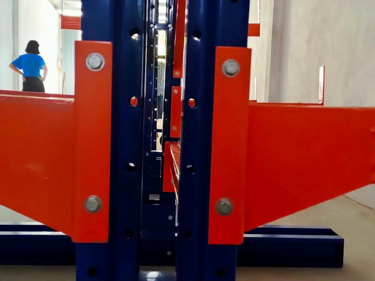 Kệ Tay Đỡ 5 Chi tiết tay đỡ màu cam bắt bu lông vào cột đứng kệ cantilever