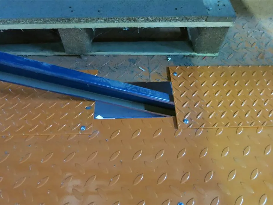 Sàn Tầng Lửng 3 Cận cảnh mặt sàn tầng lửng bằng thép tấm chống trượt lắp trên dầm