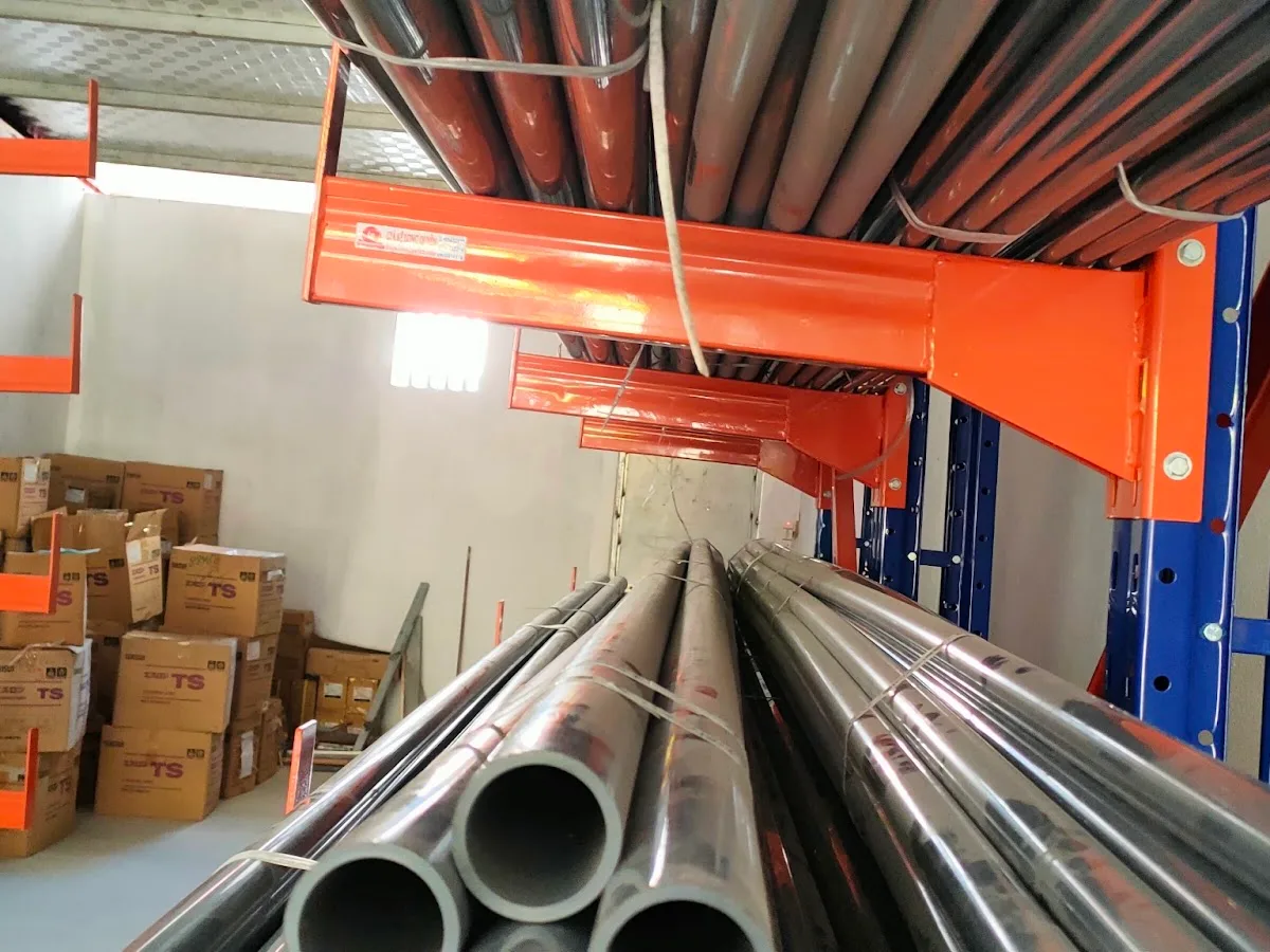 Kệ Tay Đỡ 3 Bó ống thép dài xếp trên tay đỡ kệ cantilever trong kho vật tư