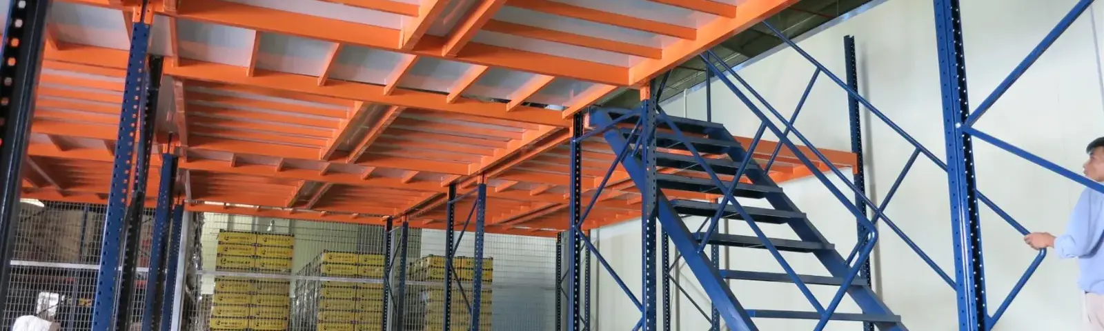 Sàn tầng lửng mezzanine khung thép dầm cam có cầu thang, bên dưới chứa hàng trong kho