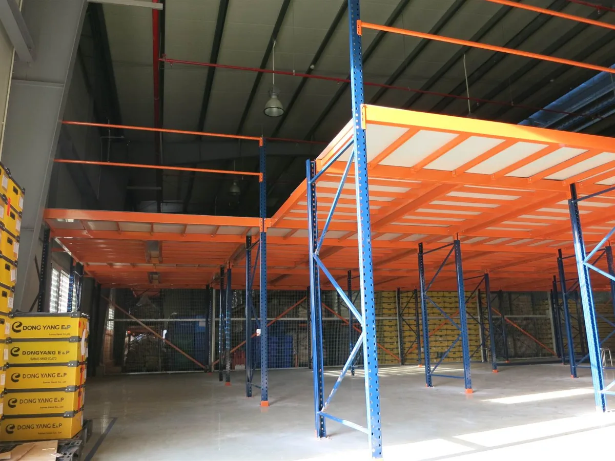 Sàn Tầng Lửng 2 Sàn tầng lửng khung thép cột xanh dầm cam, tầng dưới vẫn lưu trữ hàng hóa