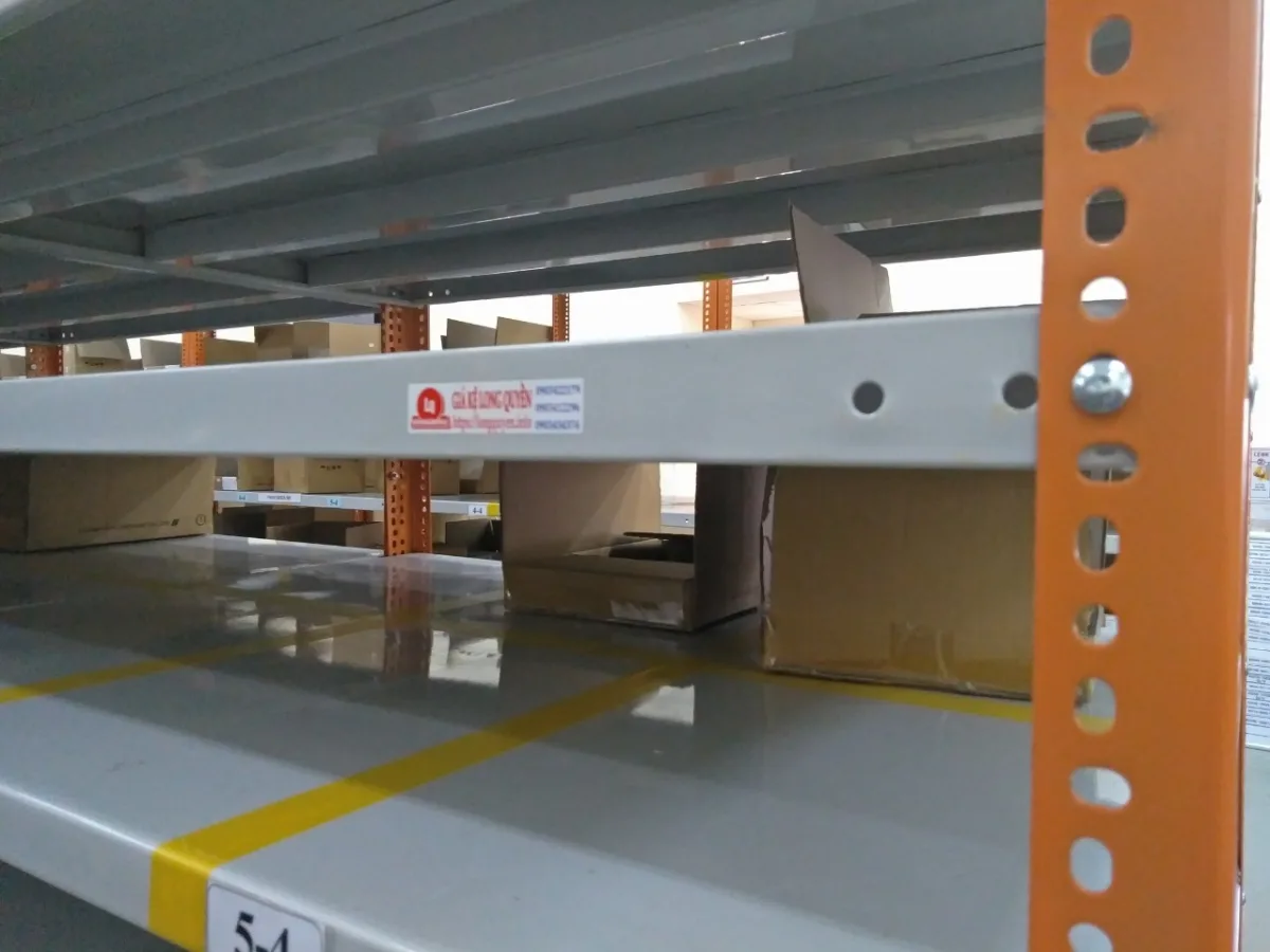 Kệ V Lỗ 3 Chi tiết trụ thép góc đục lỗ và mâm tôn của kệ V lỗ